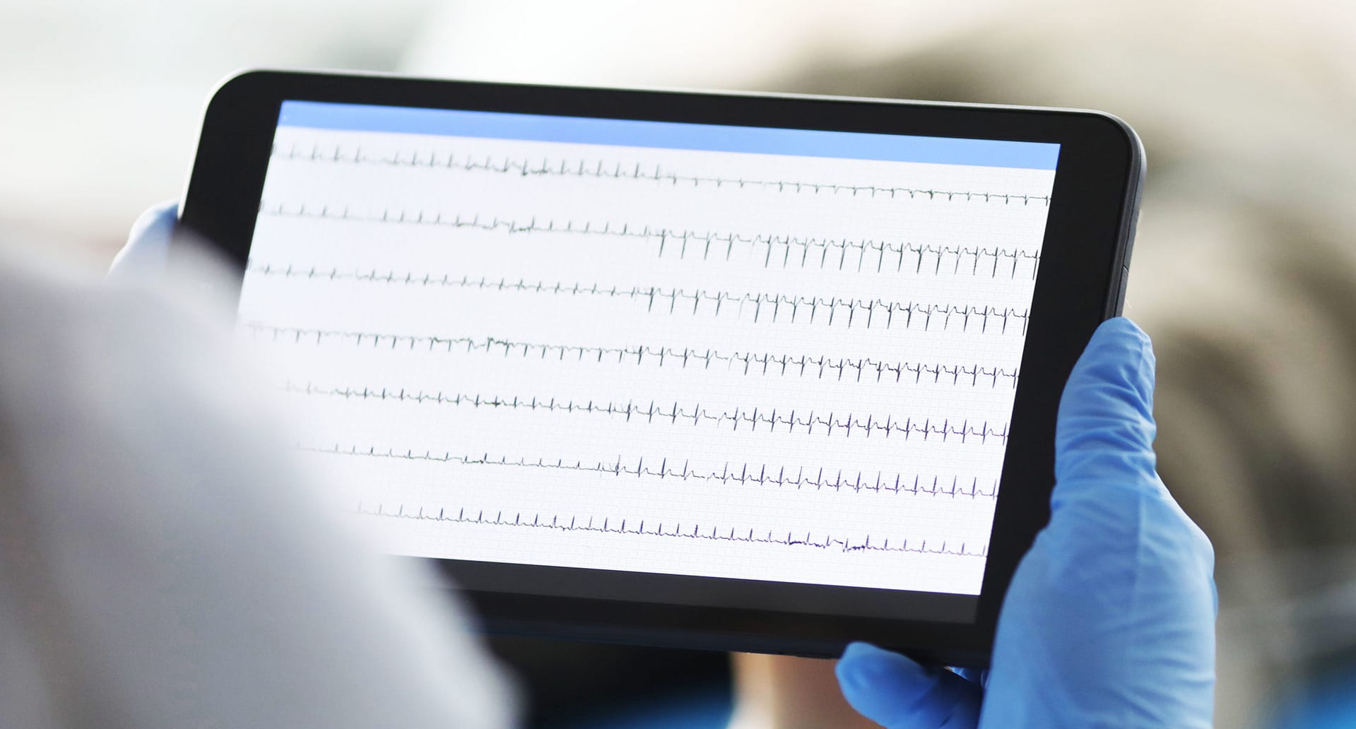 Close-up,Of,Medical,Worker,Holding,Modern,Technology,Tablet,And,Examine
