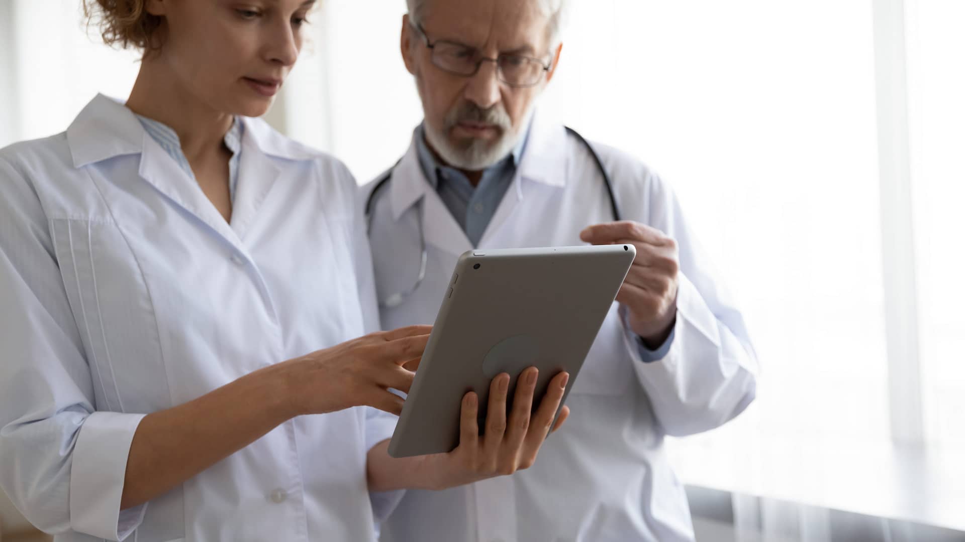Close,Up,Blurred,Of,Diverse,Doctors,Or,Gp,In,White