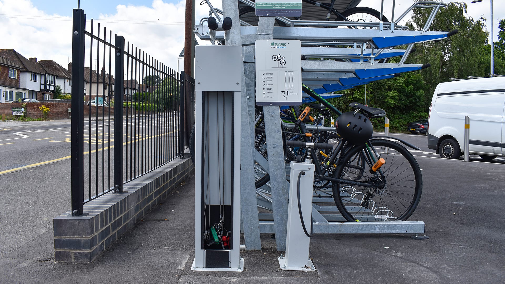 orpington railway station cycle hub bike racks