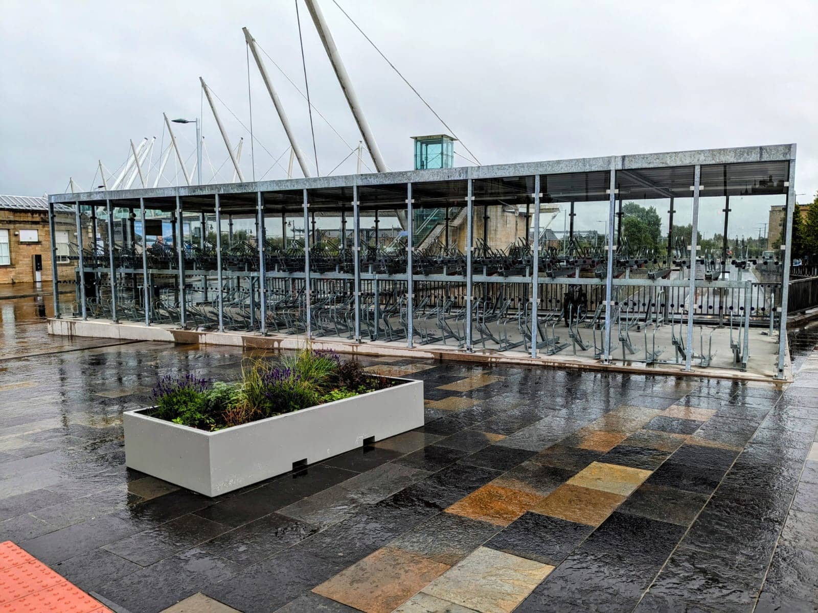 secure glass cycle hub for stirling station