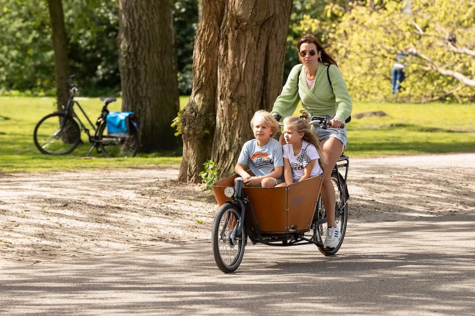 mother with children on cargo bakfiets bike